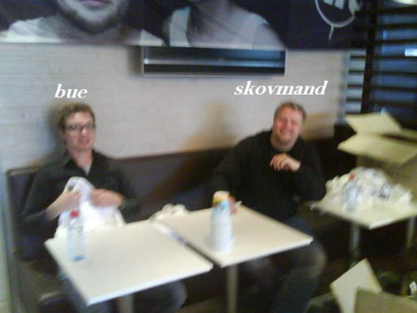 Skovmand og Bue uddeler T-shirts på McDonald's i Frederikshavn